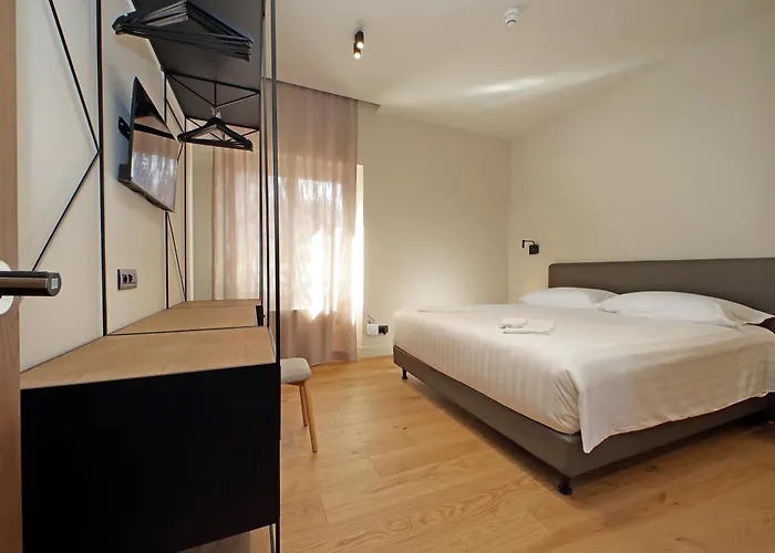 Pensionat The Place Gallia - New San Giovanni- Self Check-in - Modern Bathrooms-near Metro A Rom
