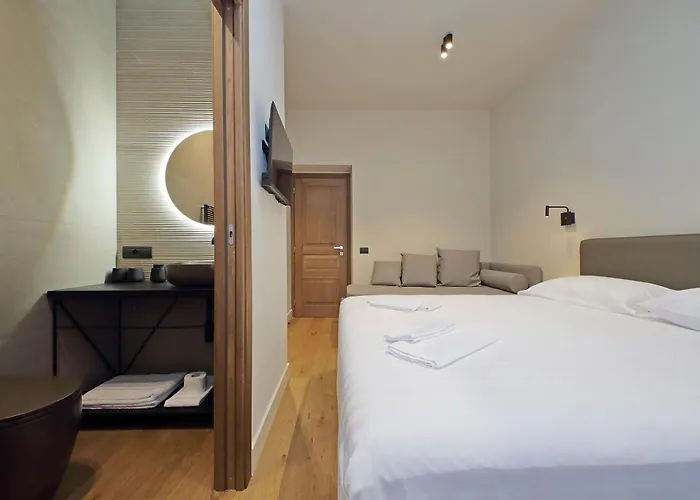 Pensionat The Place Gallia - New San Giovanni- Self Check-in - Modern Bathrooms-near Metro A Rom